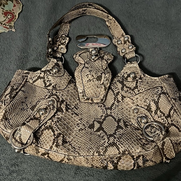 I’m selling this guess bag idk really much about the bag I just know it’s guess - Picture 3 of 6